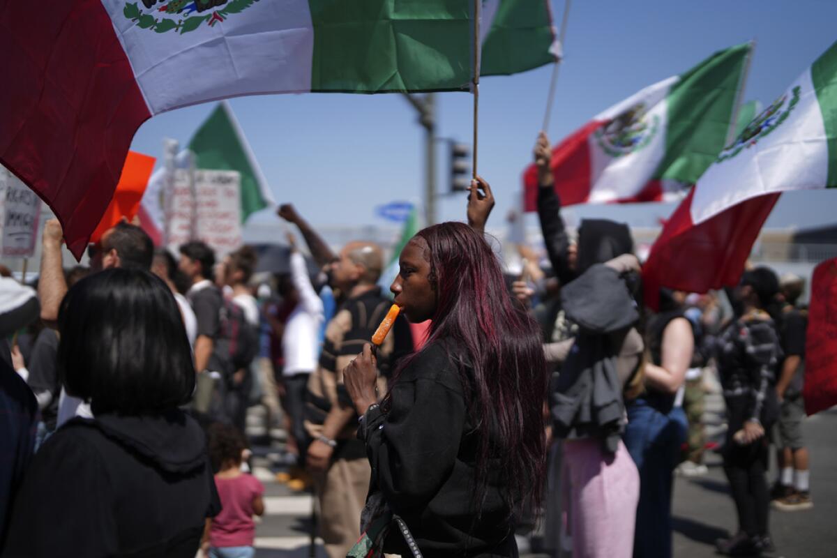 Una manifestante disfruta una paleta helada