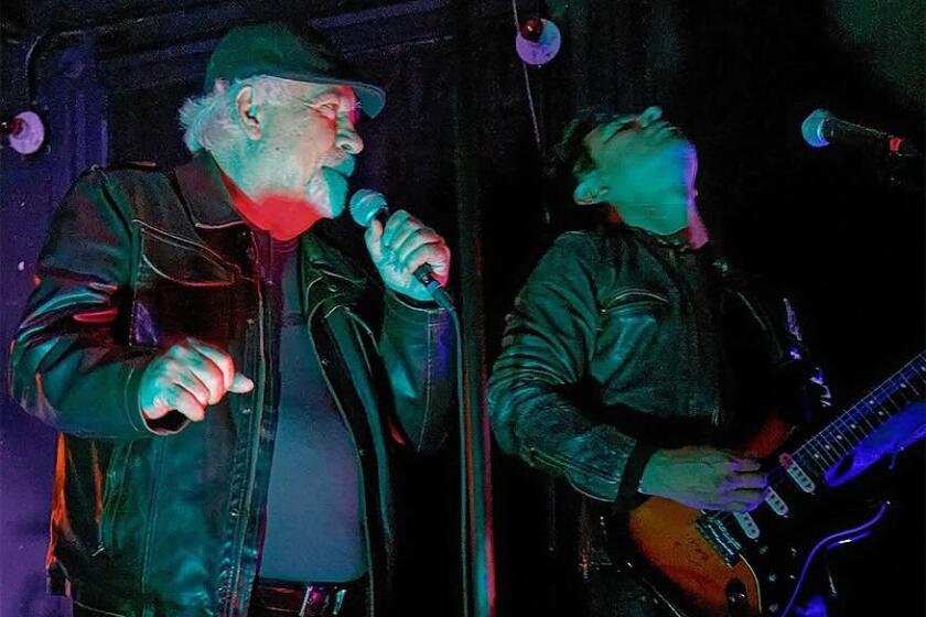 “Papi” Castrillón, de Los Saicos, al lado de Edgar Elmore, de Los Saicos Experience.