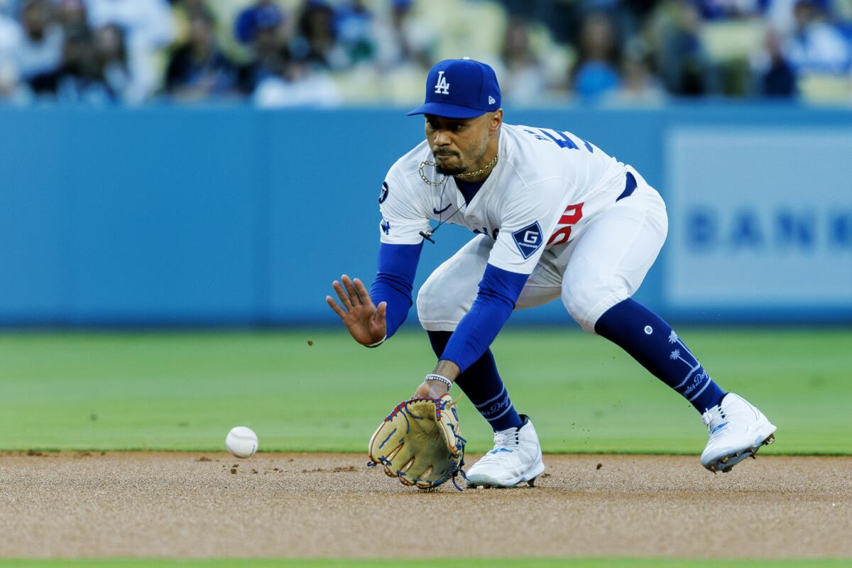 Dodgers shortstop Mookie Betts will not play against the New York Yankees this weekend after sustaining a fractured toe.